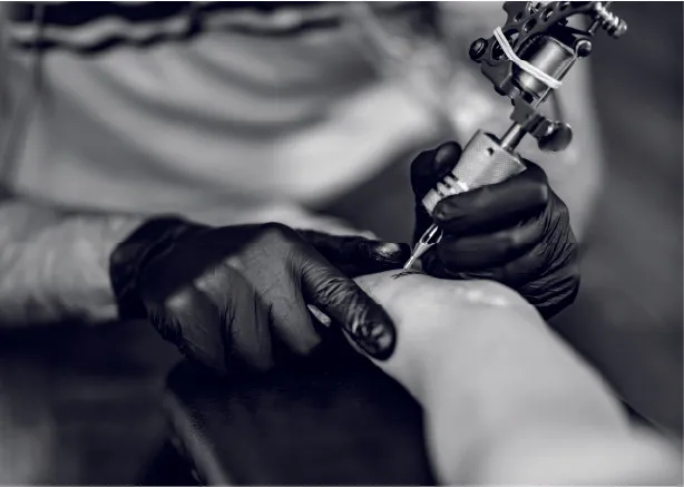 Charlie DTK tatuando en el estudio Kobold Tattoo