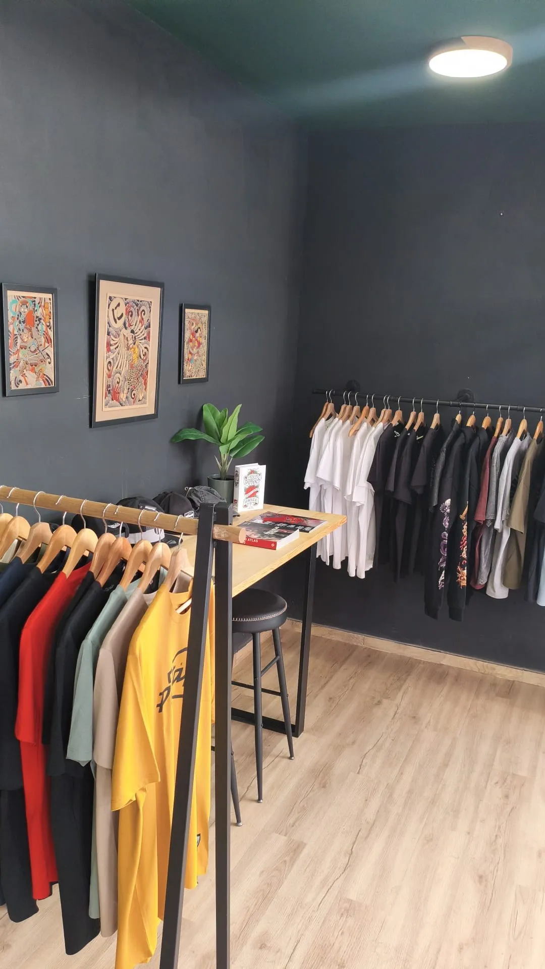 Zona de merchandising con camisetas de Kobold Tattoo
