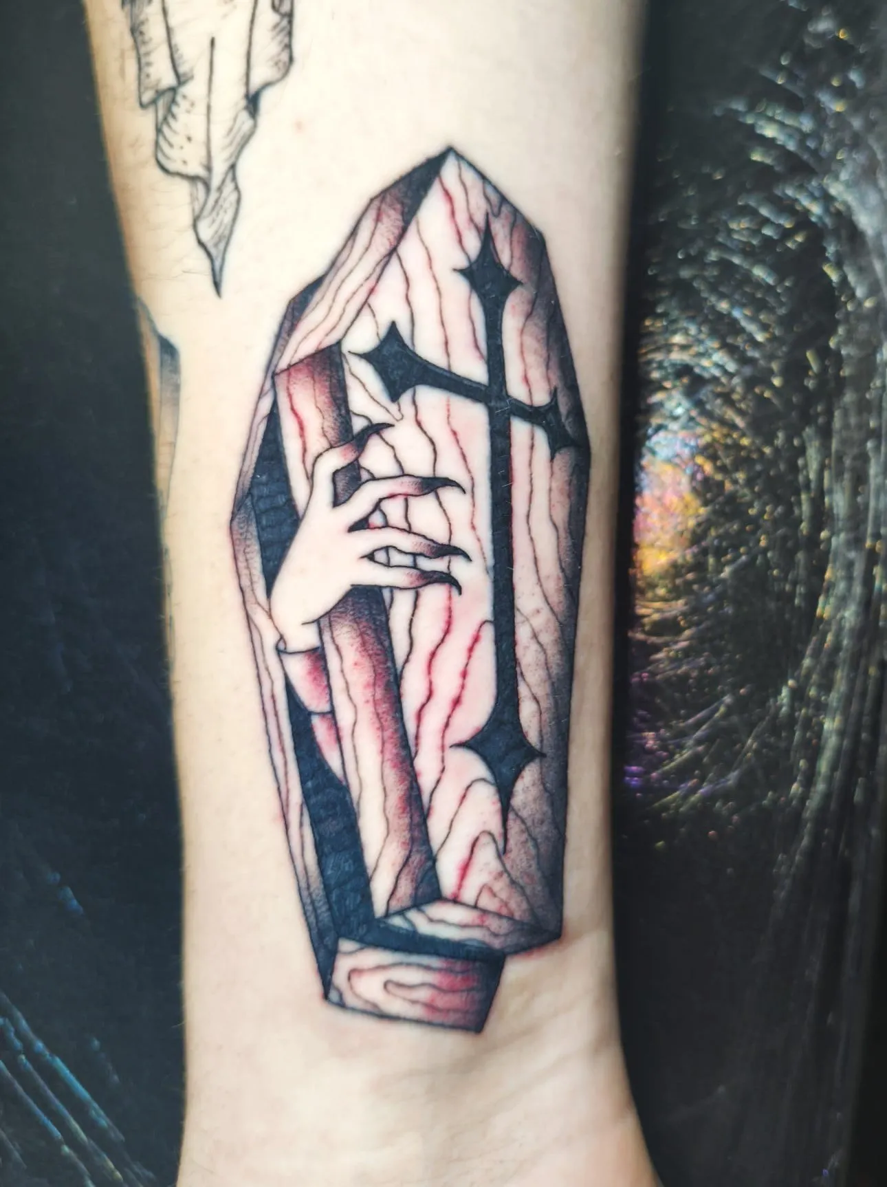 Tatuaje tradicional de ataúd con mano de vampiro y cruz