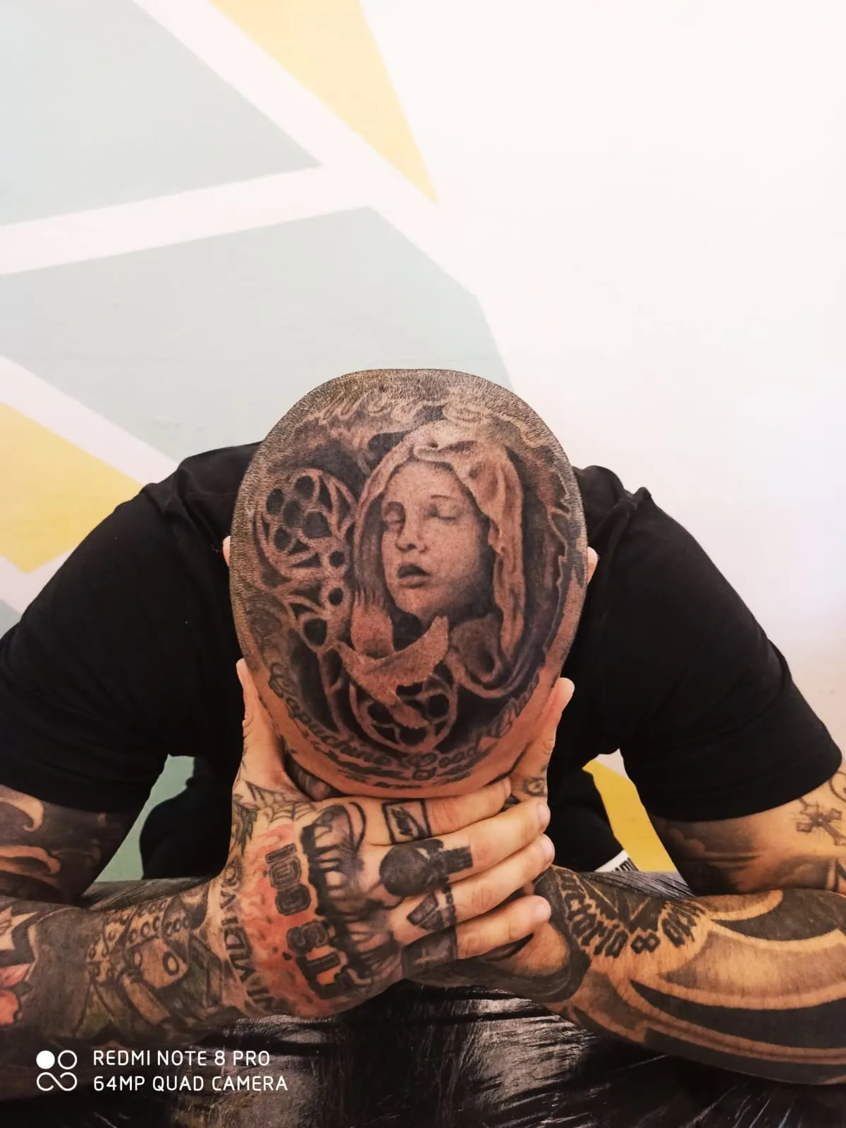 Tatuaje black & grey de virgen con paloma en la cabeza