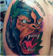 Tatuaje neotradicional de gorila a color en el hombro