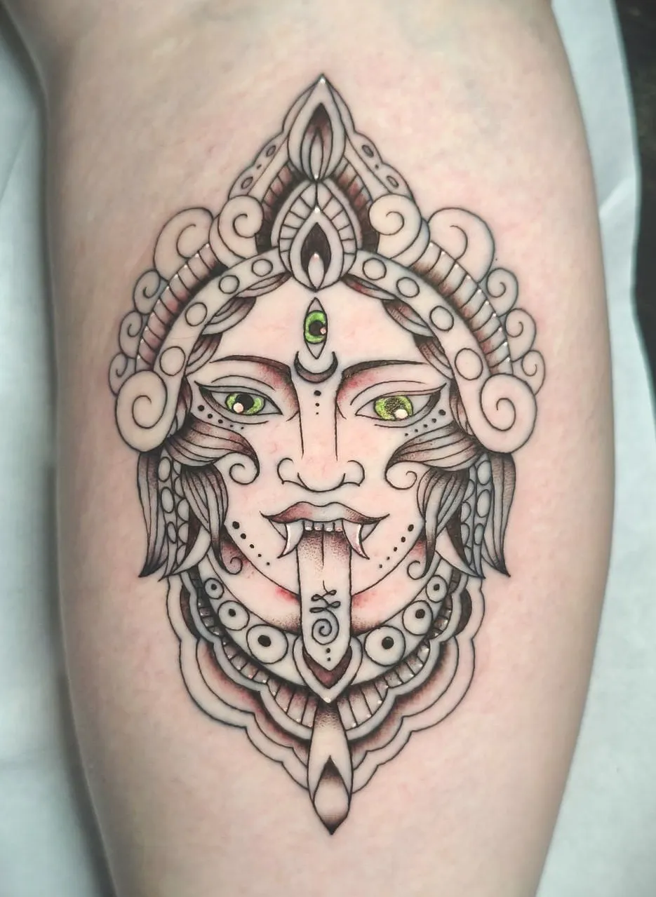 Tatuaje ornamental dotwork de la diosa Kali con ojos verdes
