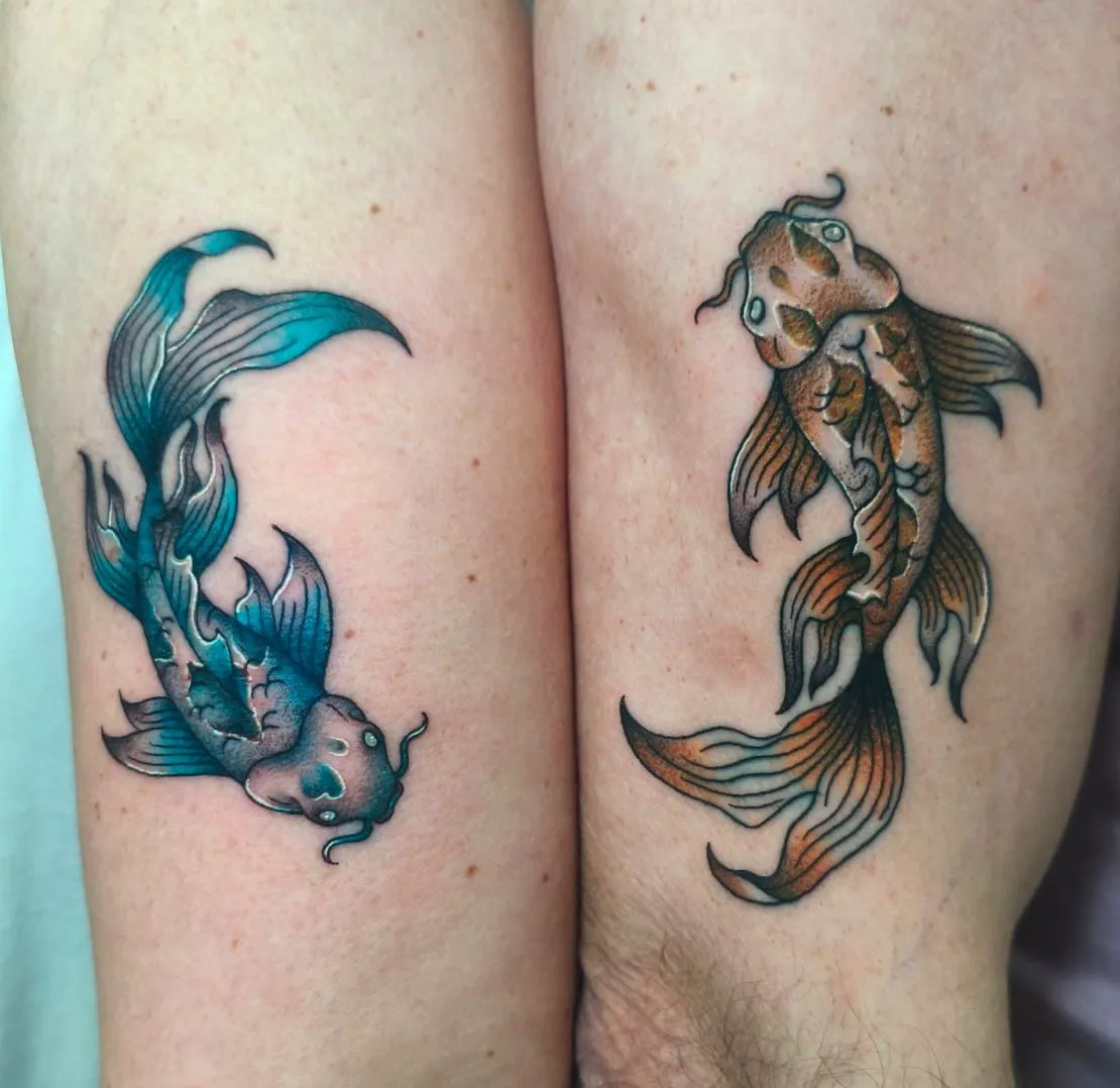Tatuajes a juego de pareja de peces koi azul y naranja