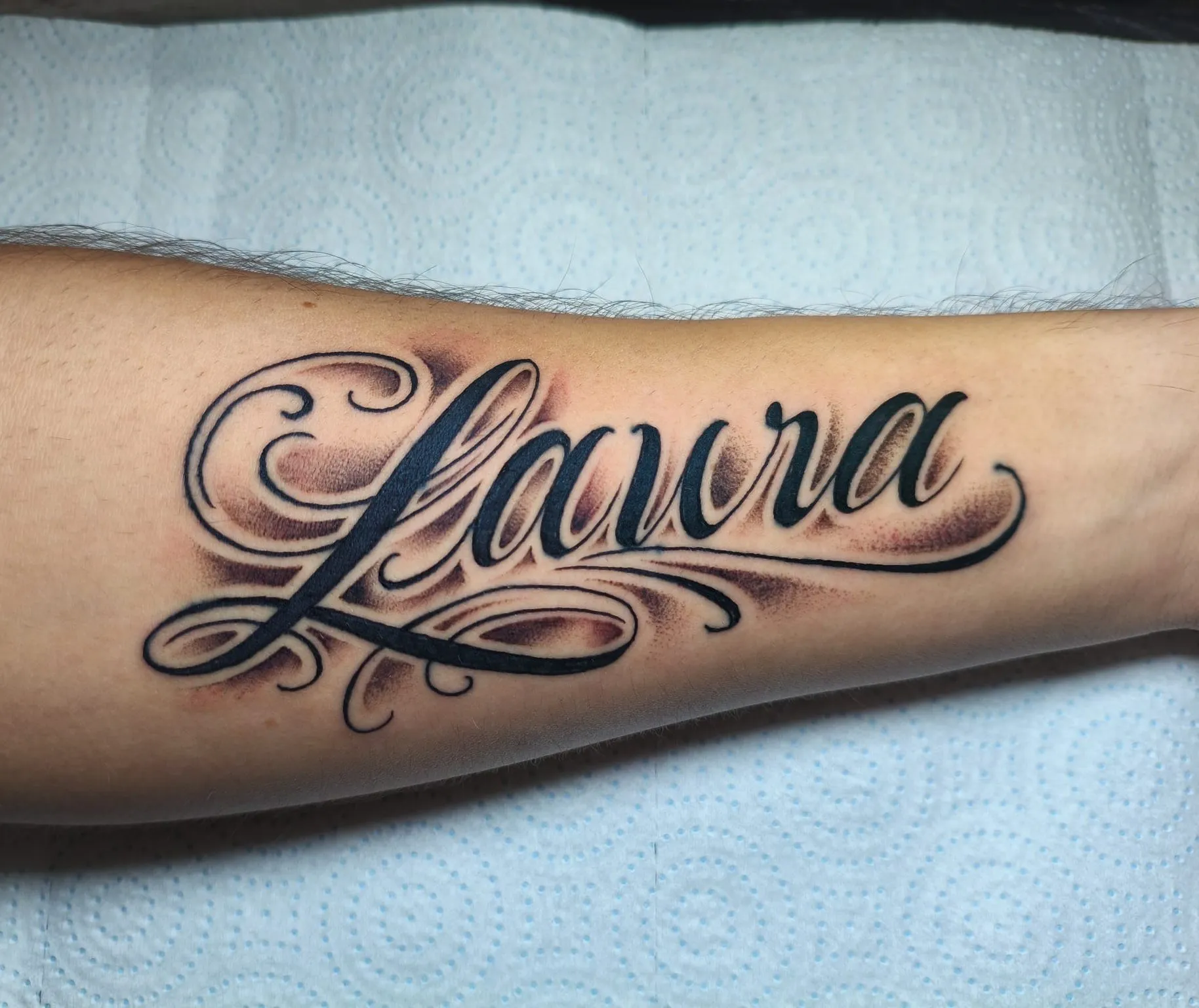 Tatuaje lettering caligráfico del nombre Laura