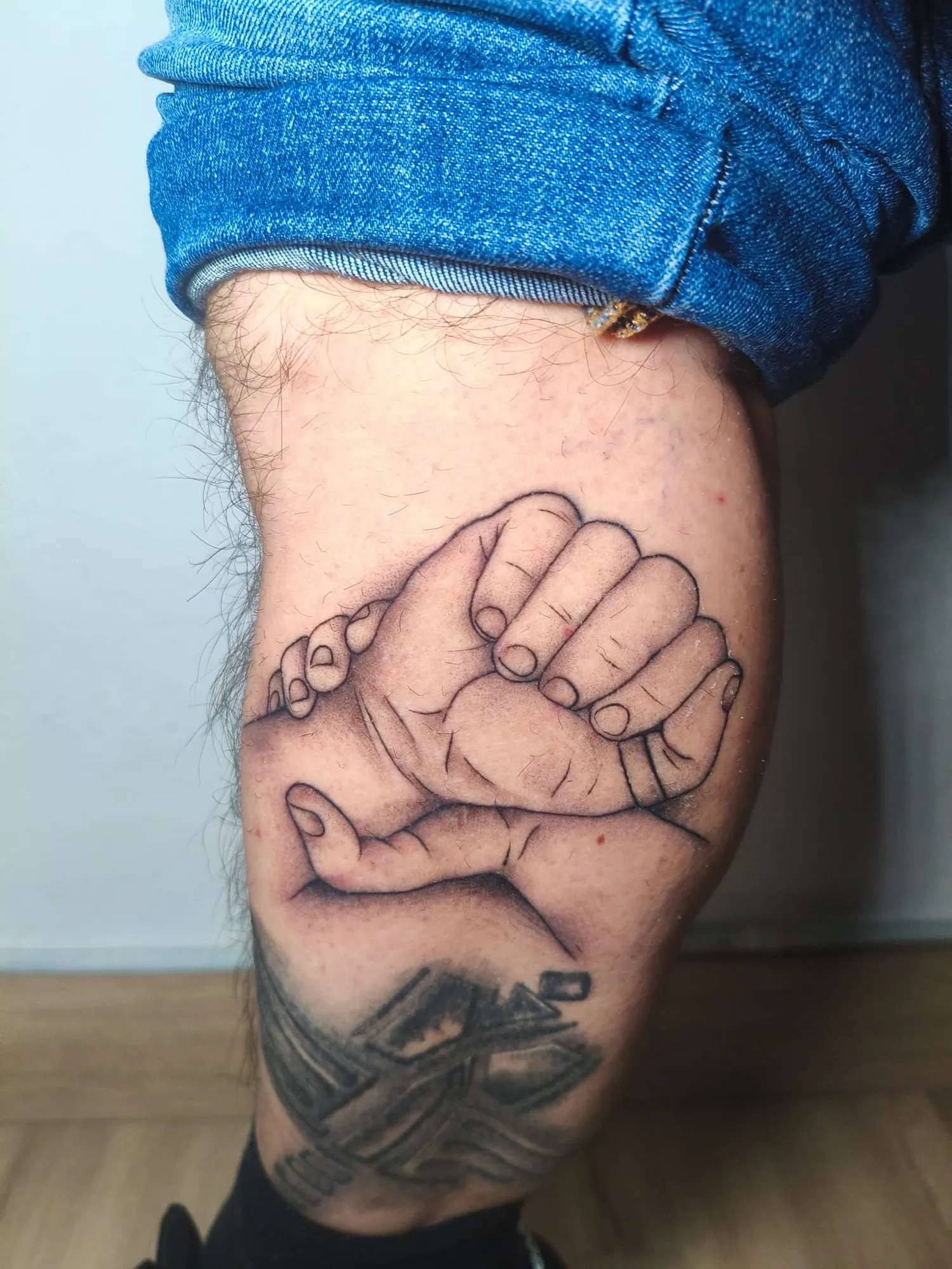 Tatuaje lineart de mano de padre e hijo