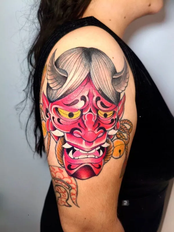 Tatuaje neojaponés de máscara hannya roja en el hombro