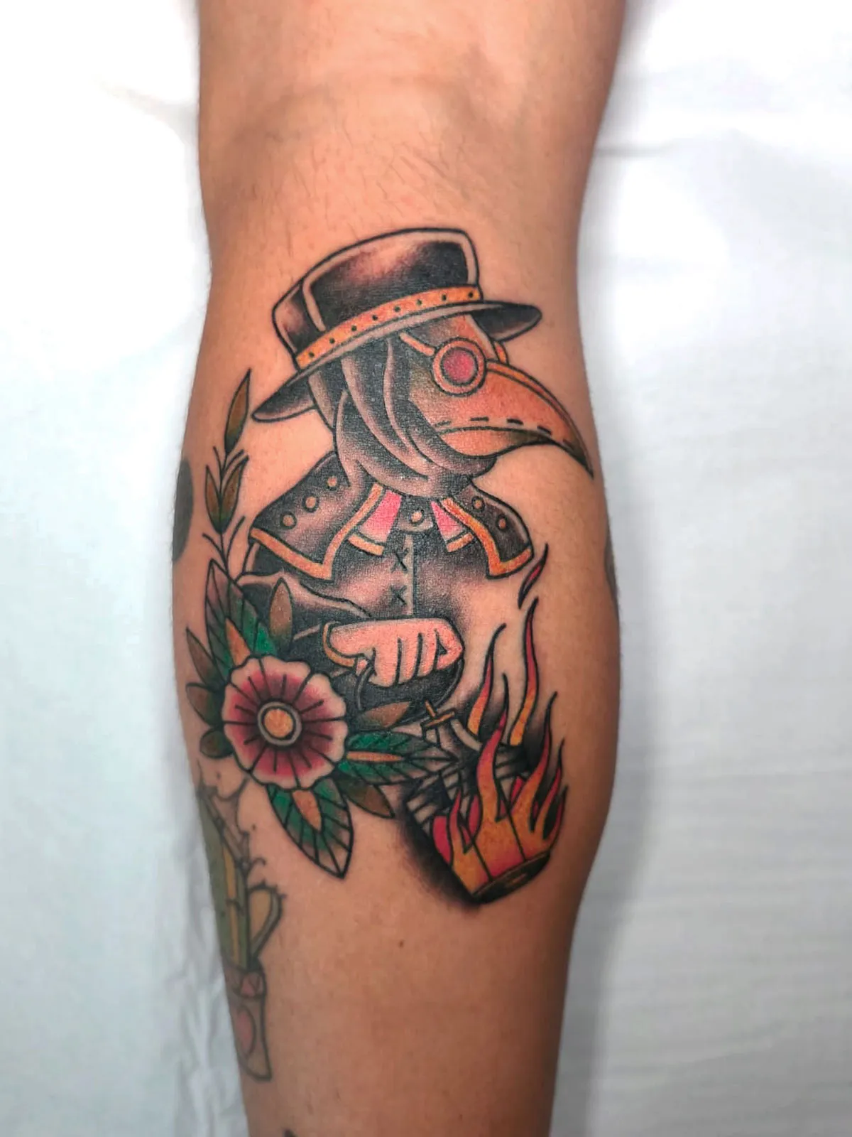 Tatuaje blackwork de médico de la peste