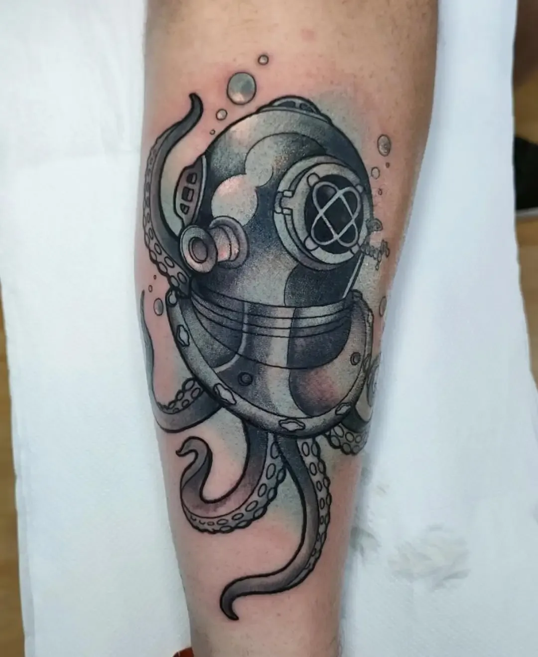 Tatuaje black & grey de pulpo con escafandra de buzo en la pierna