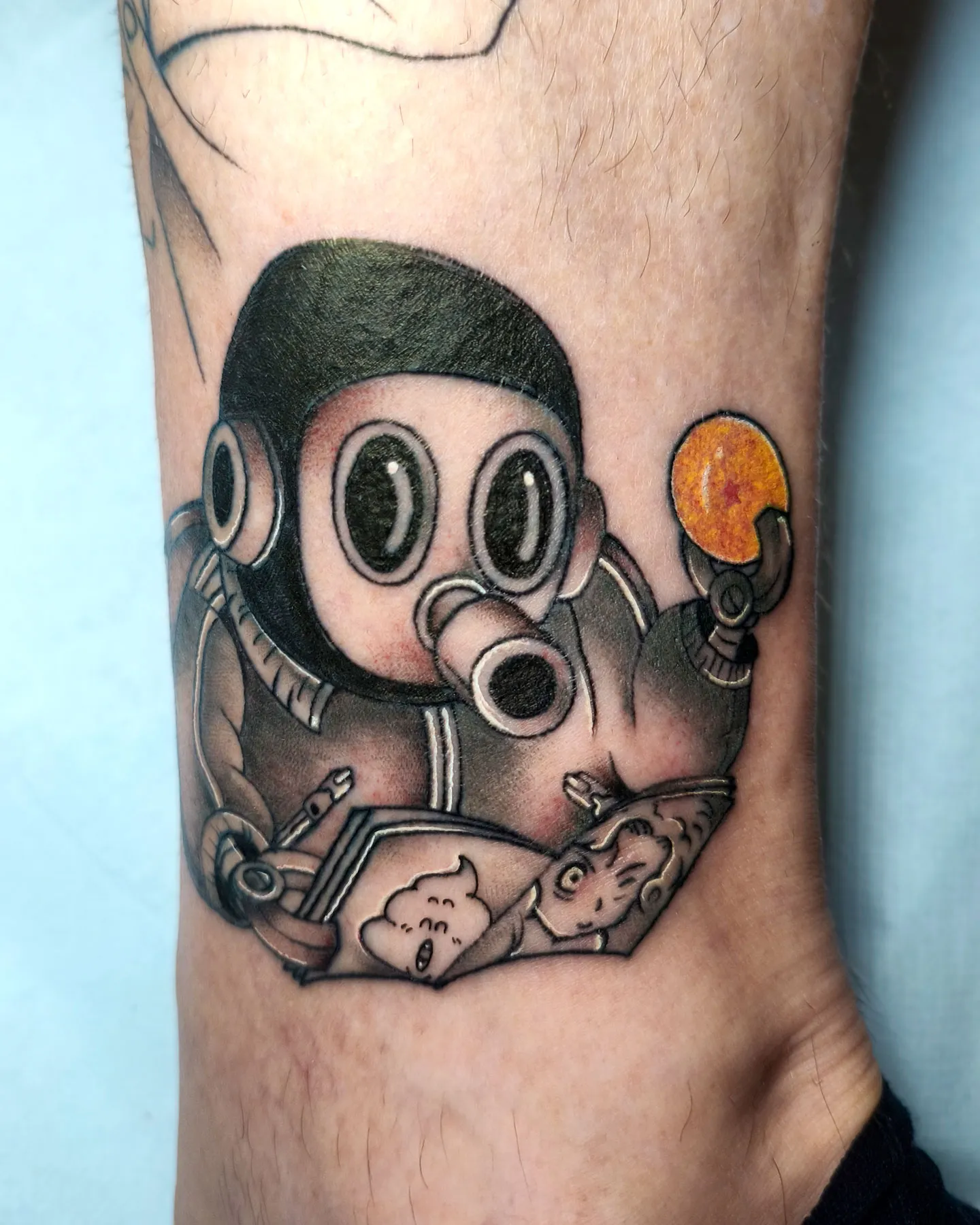 Tatuaje anime de personaje de Akira Toriyama con máscara de gas