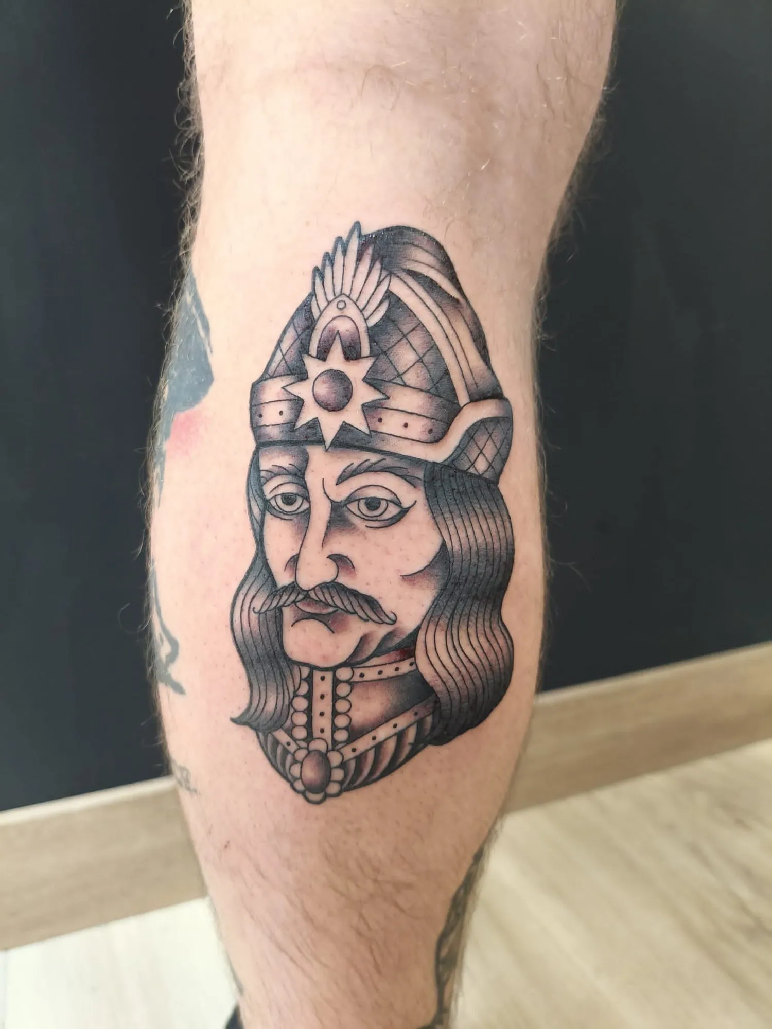 Tatuaje tradicional black & grey de Vlad Tepes en el gemelo