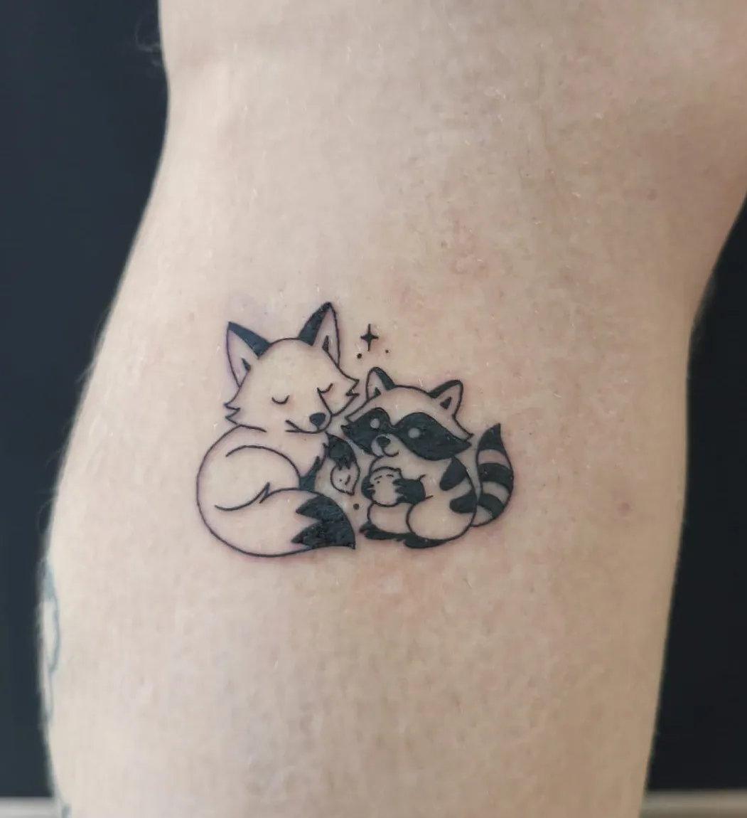 Tatuaje kawaii de zorro y mapache en fine line